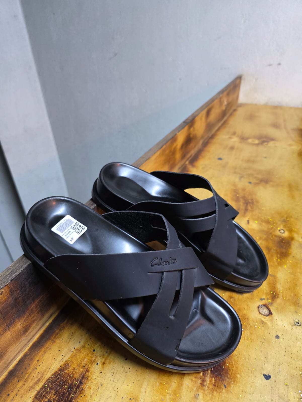 UrbanEase Cross Strap Comfort Sandals for Men - Image 13